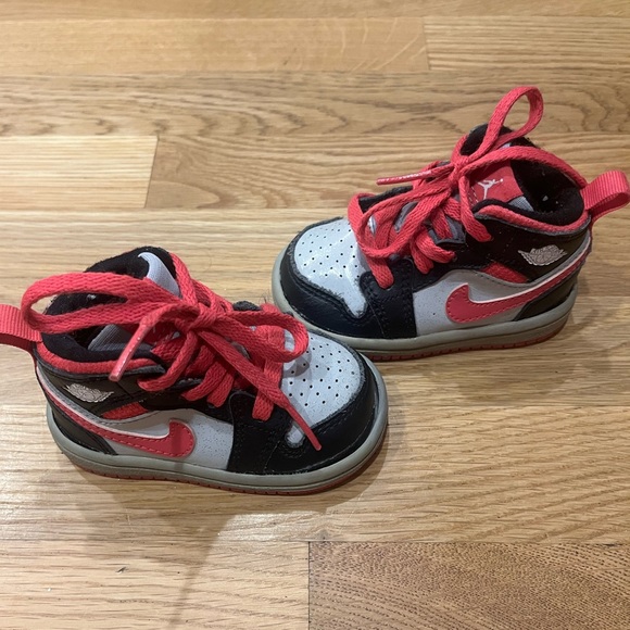 Nike Jordan 1 Mid Girls - Picture 3 of 3